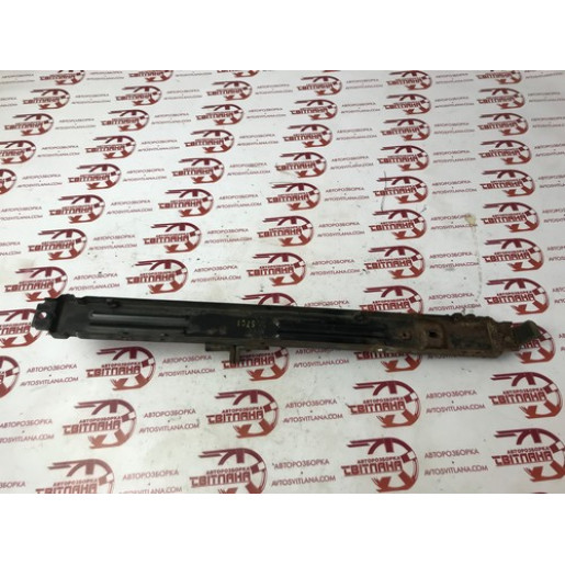 Кронштейн радіатора правий Kia Sorento 2002-2009 253173E000